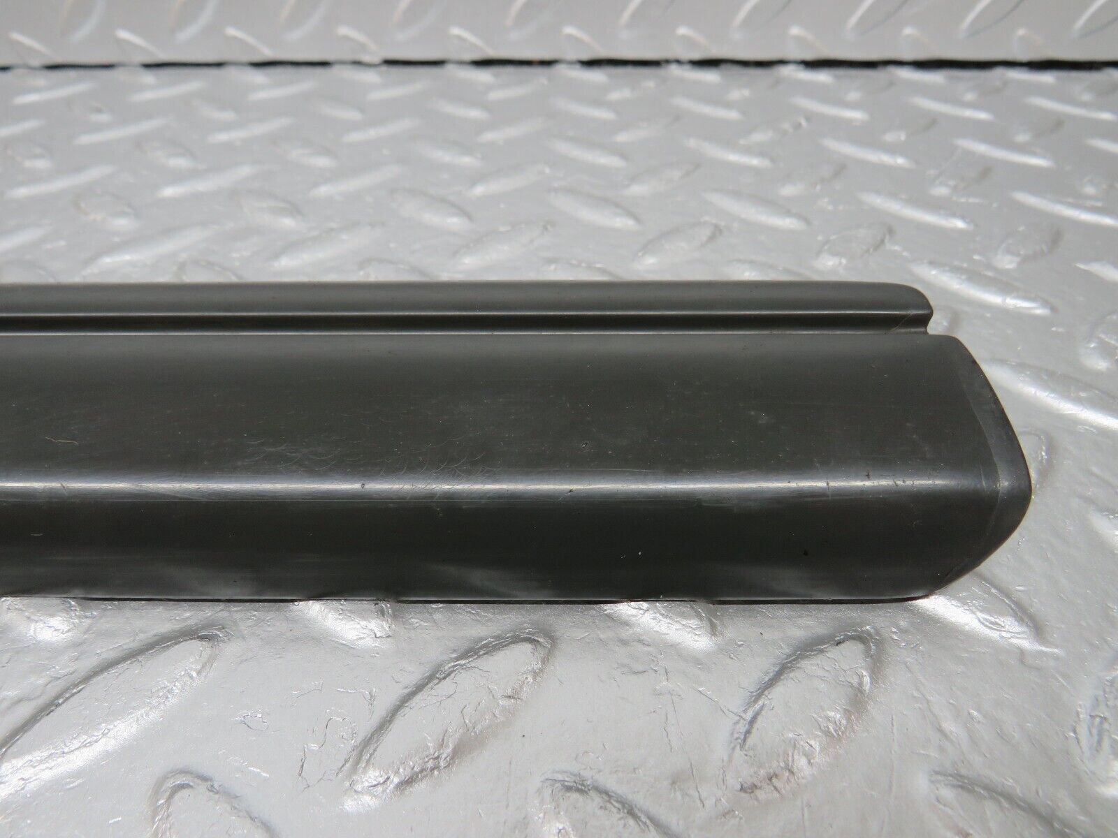 33997 Mercedes-Benz W124 260E Front Left Fender Wing Centre Moulding Trim
