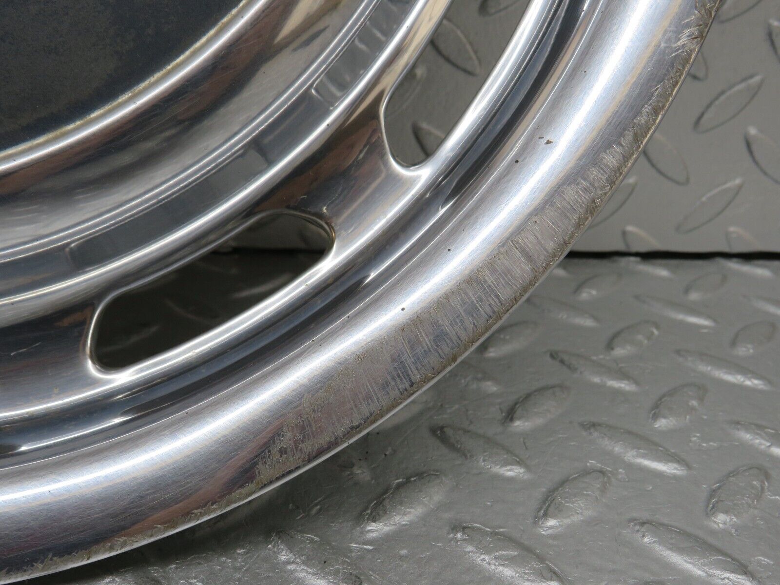 37464 Mercedes-Benz W109 300SEL Wheel Hub Cap 14"