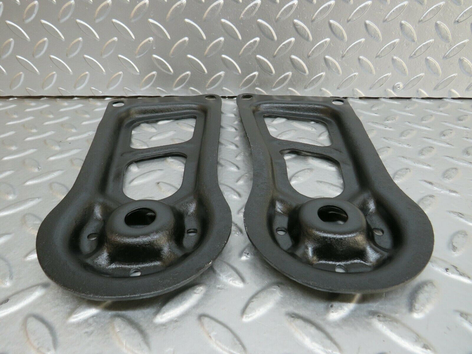 23815 Mercedes-Benz C107 450SLC Coupe Rear Suspension Axle Mounting Bracket