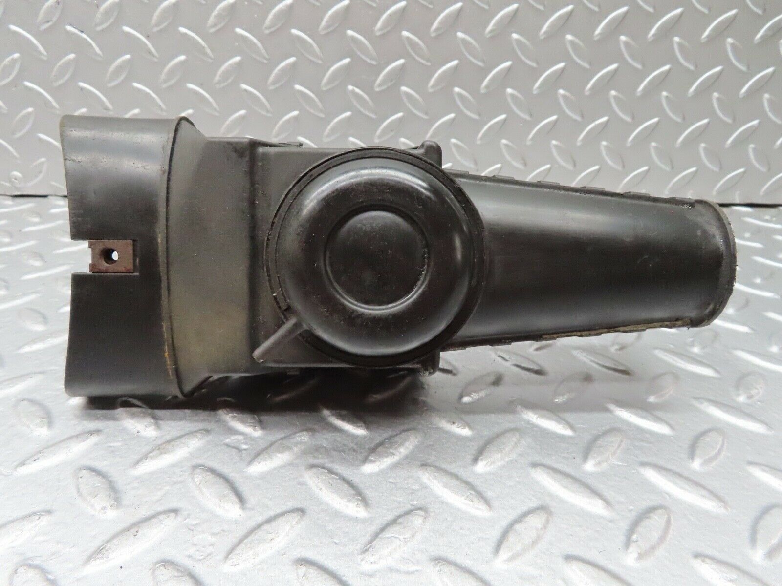18190 Mercedes-Benz W123 200 Air Filter House Air Intake Valve