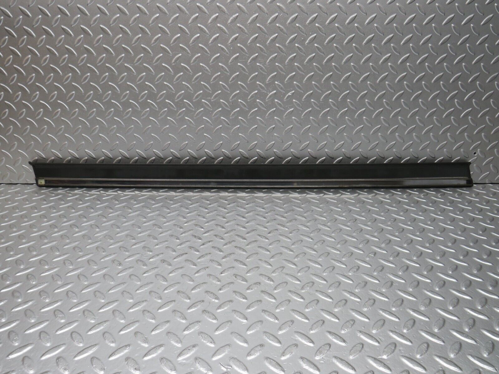 32301 Mercedes-Benz S124 300TE Wagon Front Right Door Centre Moulding Trim