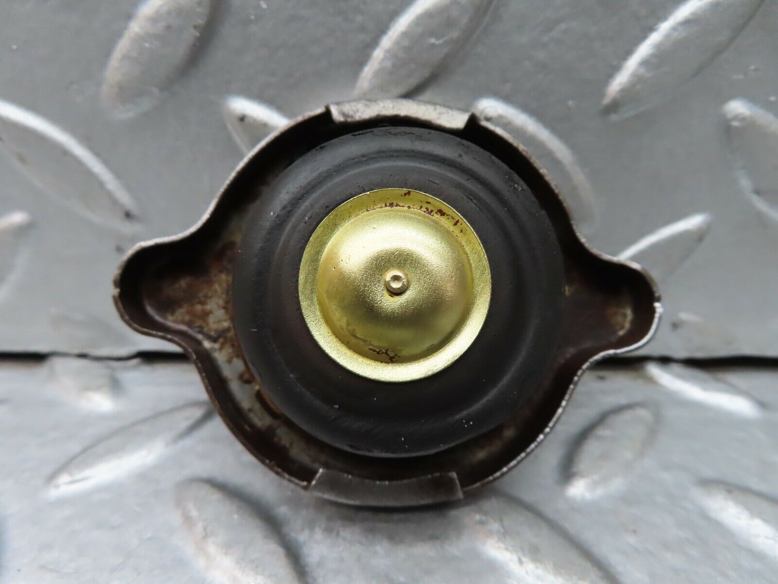 19171 Mercedes-Benz W123 300D Radiator Cap BEHR