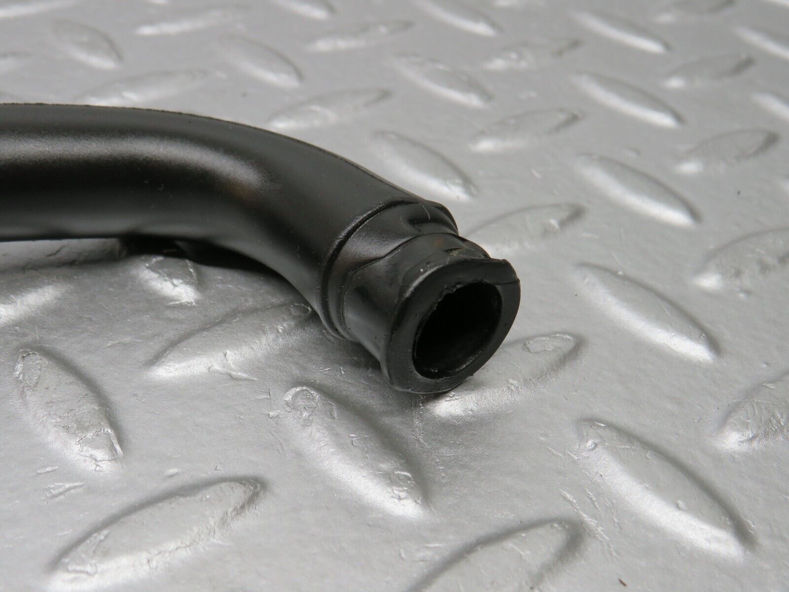 38156 Mercedes-Benz A124 320E Cabriolet Crankcase Breather Pipe 1040943582