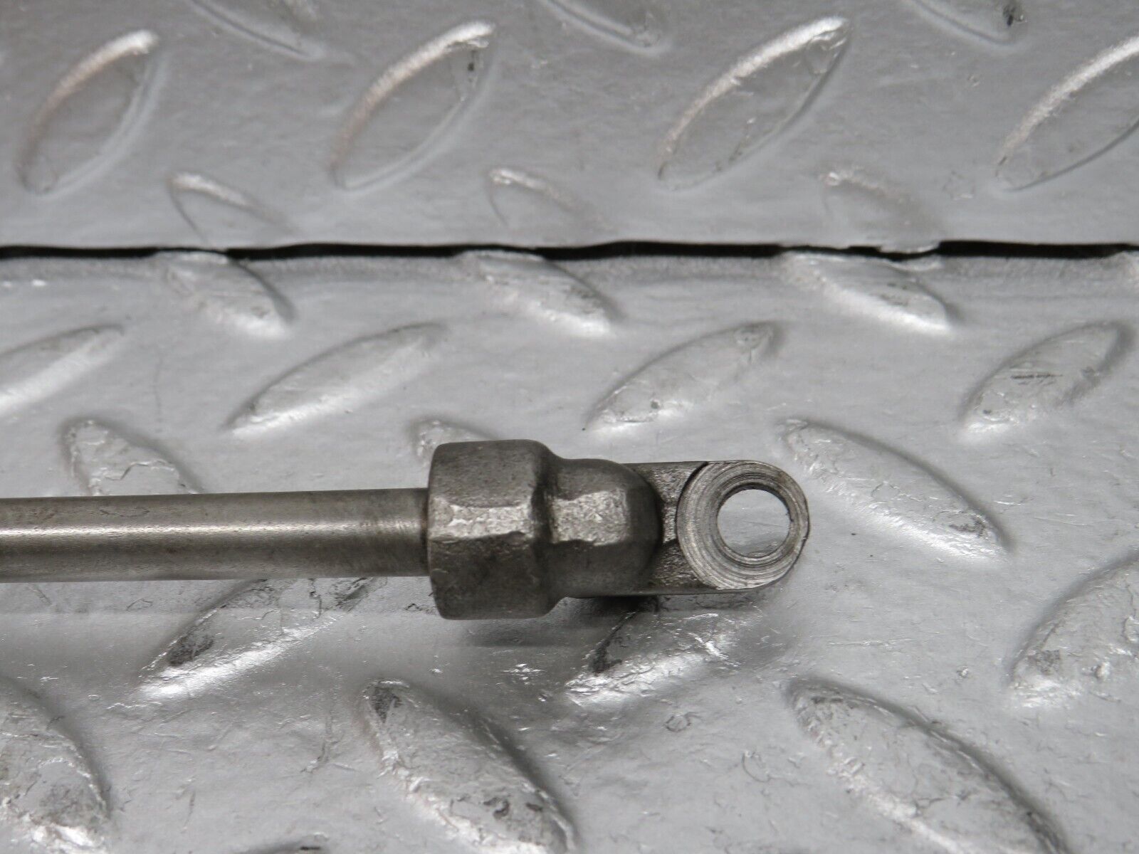 0267 Mercedes-Benz W123 220D Camshaft Oil Tube