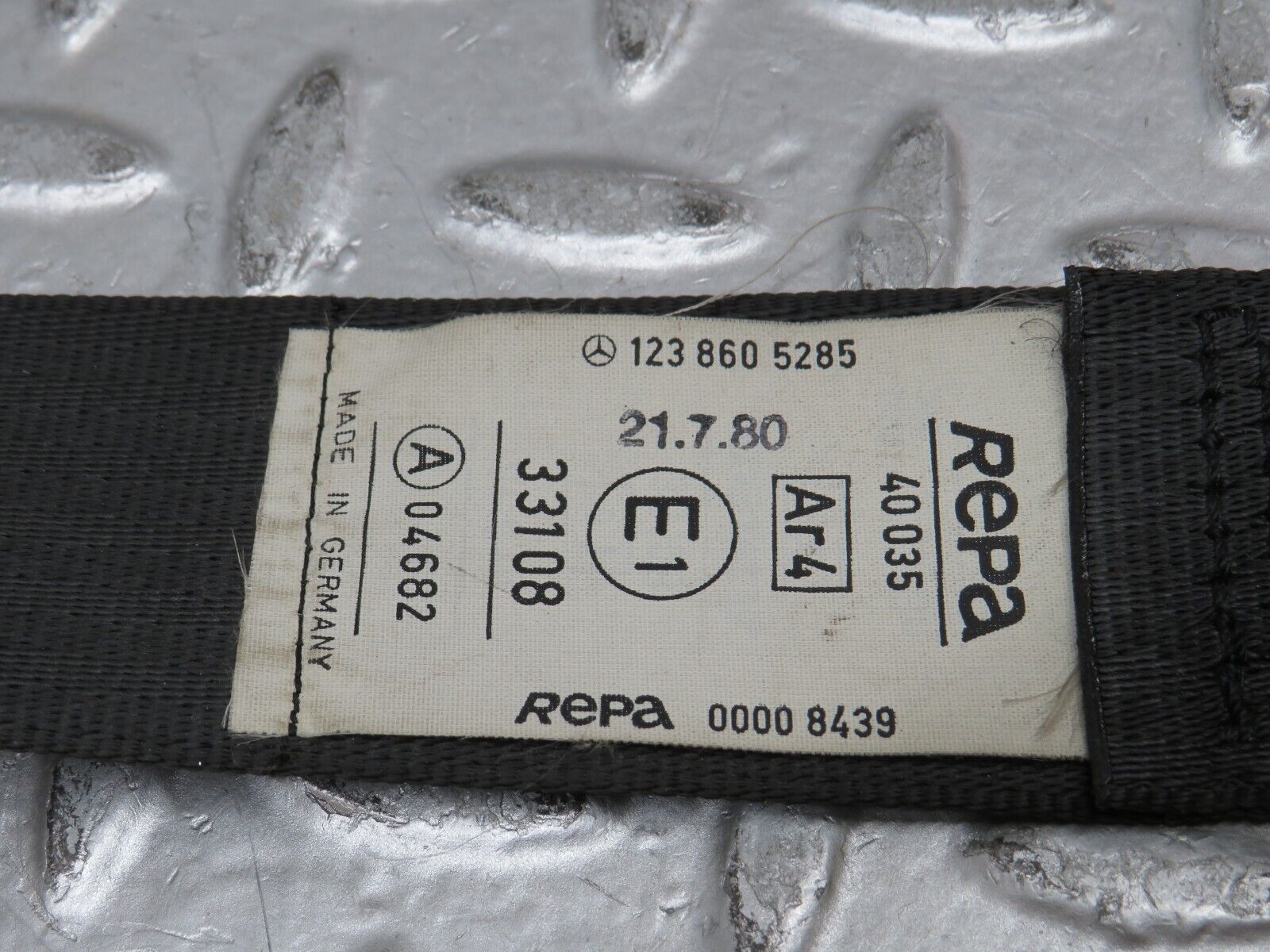 28161 Mercedes-Benz W123 280E Front Right Seat Belt 1238605285