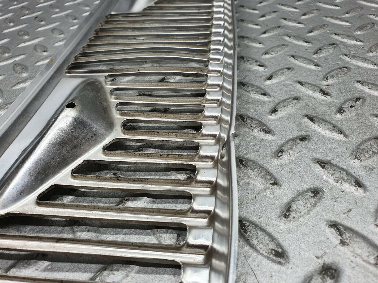 0160 Mercedes-Benz W116 350SE Air Intake Grill Chrome