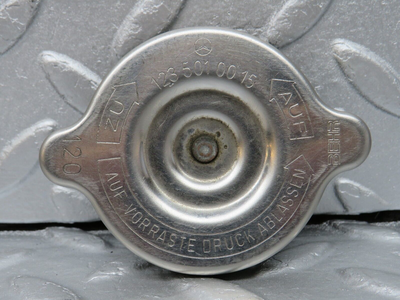 40681 Mercedes-Benz W123 300D Radiator Cap Behr 1235010015