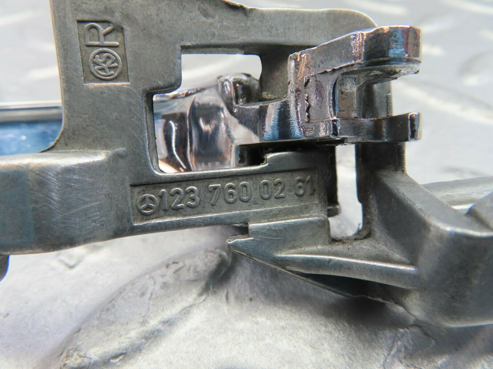 10759 Mercedes-Benz W123 230E Right Interior Door Handle 1237600261