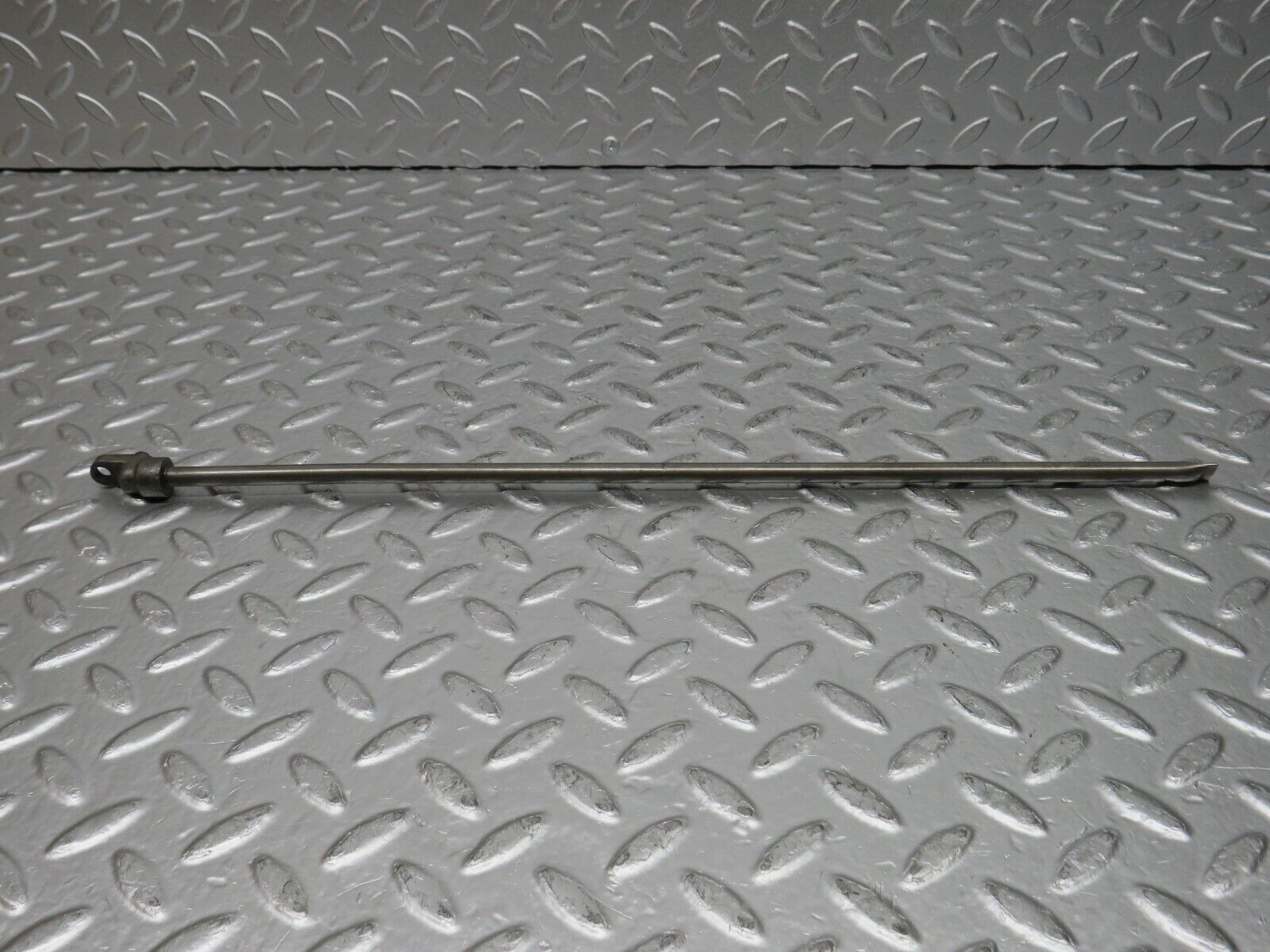 0267 Mercedes-Benz W123 220D Camshaft Oil Tube