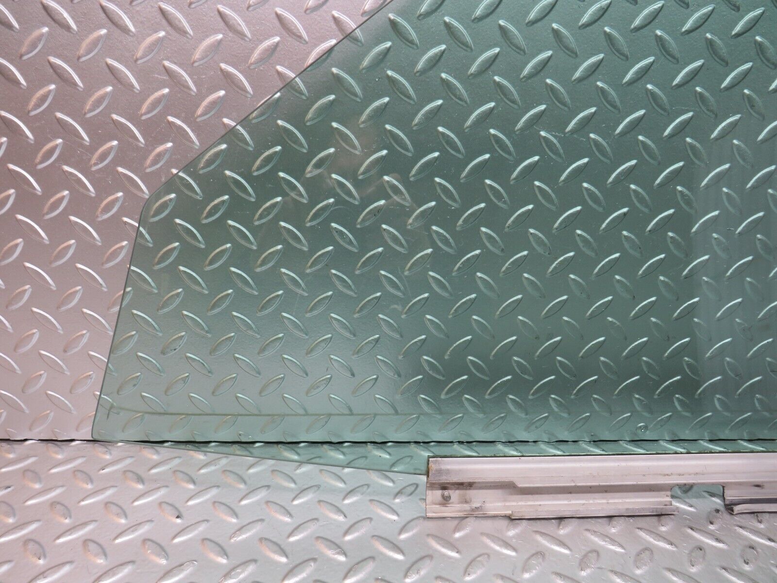 27676 Mercedes-Benz S124 300TE Wagon Front Right Door Window Glass