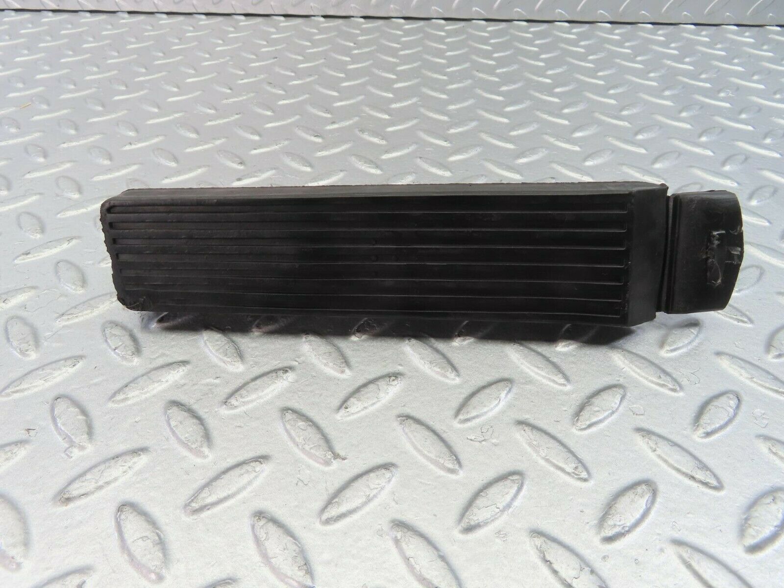 10765 Mercedes-Benz W123 230E Accelerator Pedal With Rubber 1233010082