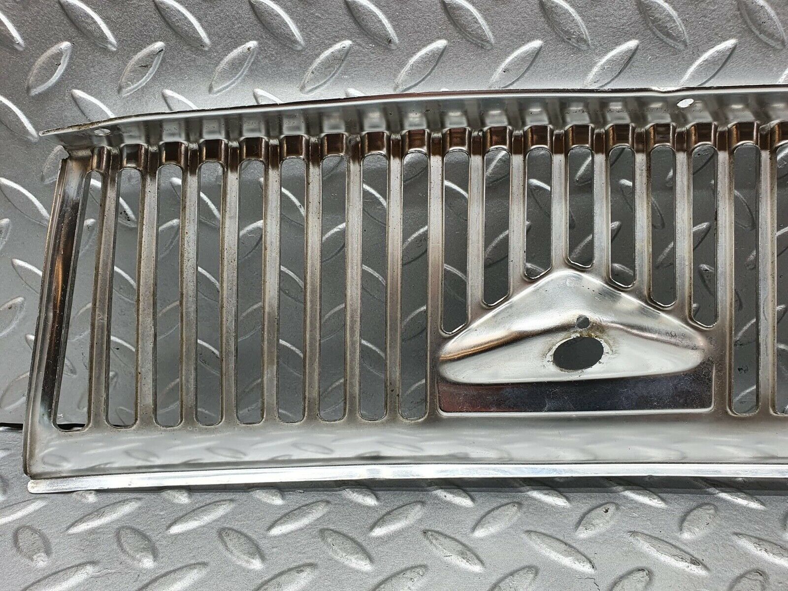 0160 Mercedes-Benz W116 350SE Air Intake Grill Chrome