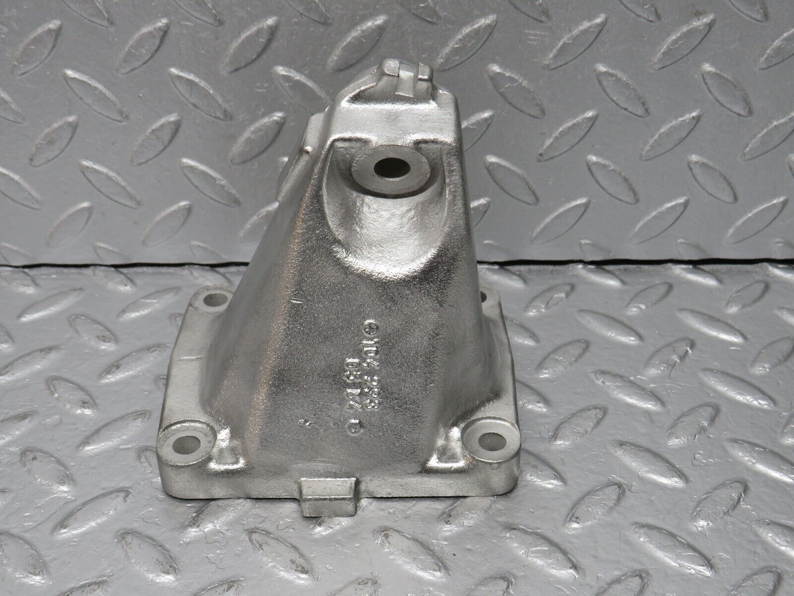 39428 Mercedes-Benz R129 320SL Coupe Engine Mount Bracket Right 1042230504