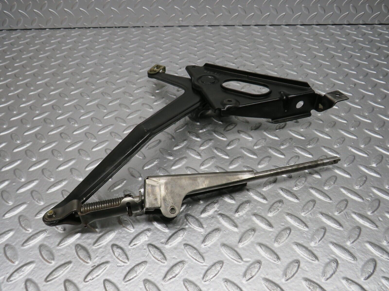 31101 Mercedes-Benz W123 200D Handbrake Regulator