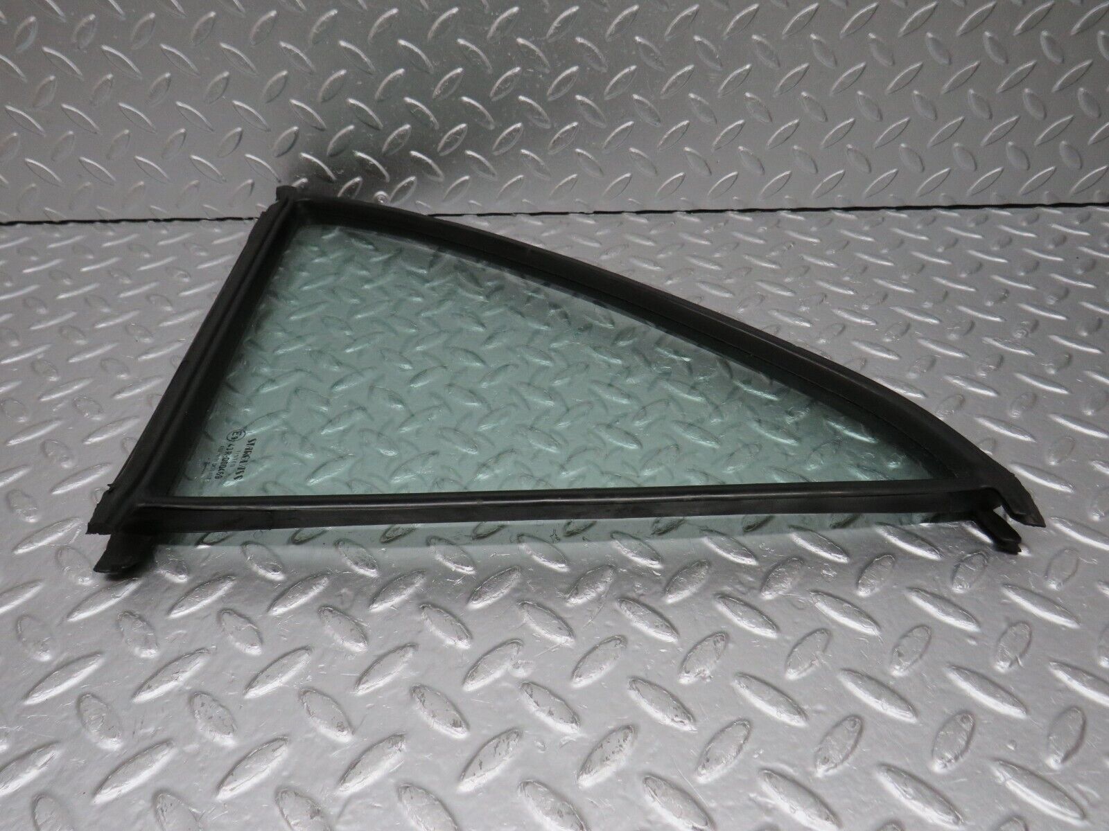 33142 Mercedes-Benz W123 Rear Right Quarter Window Glass 1237350224