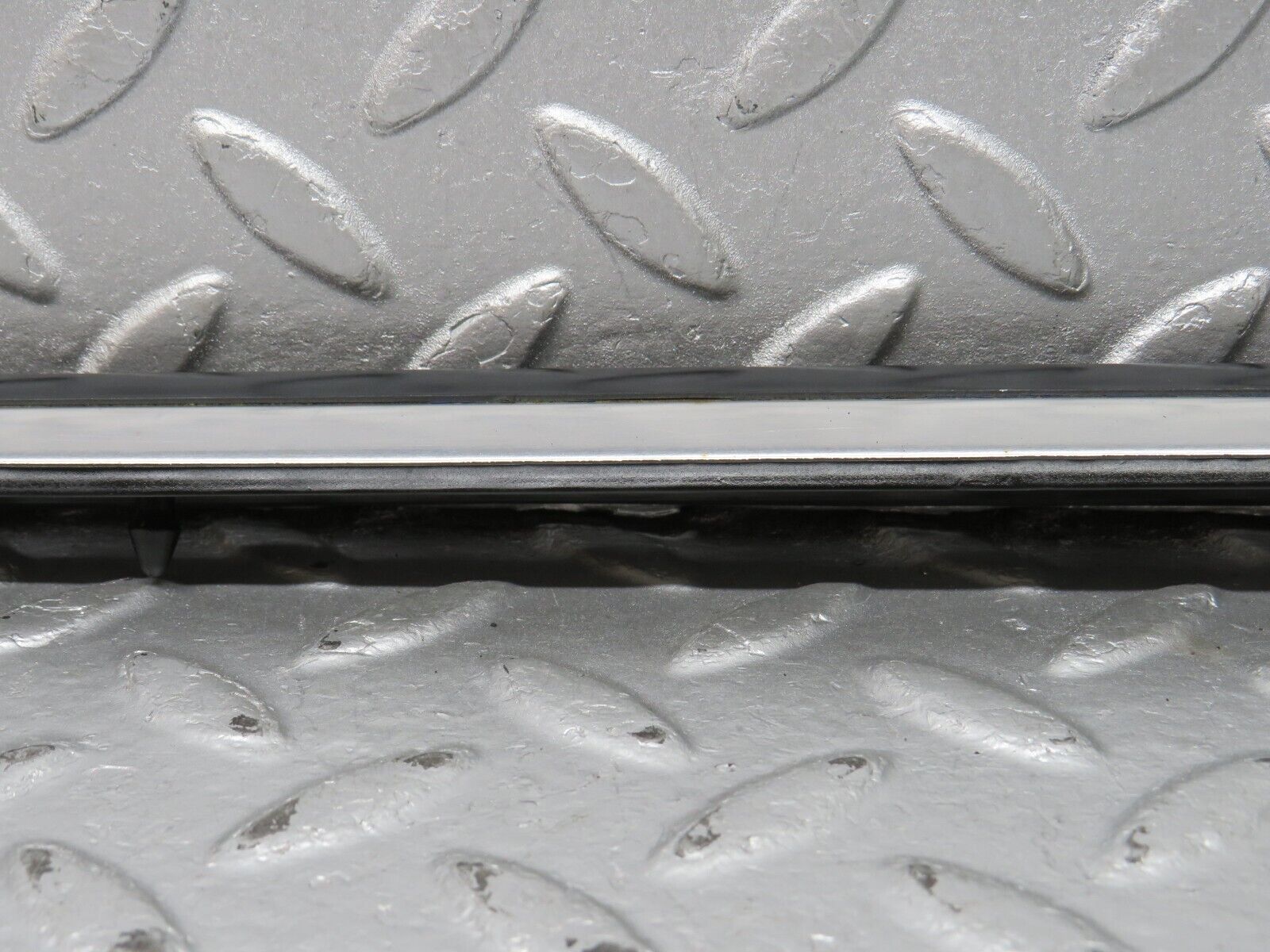 40639 Mercedes-Benz W123 300D Front Left Fender Wing Centre Moulding Trim