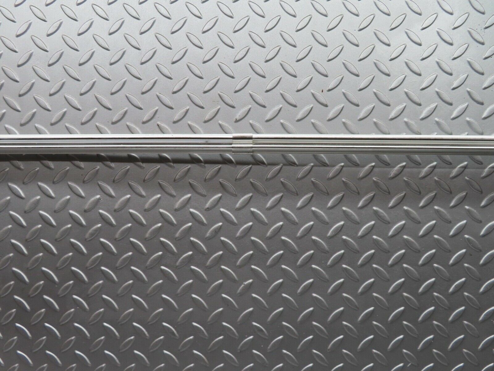 21323 Mercedes-Benz W123 230E Rear Windscreen Chrome Frame