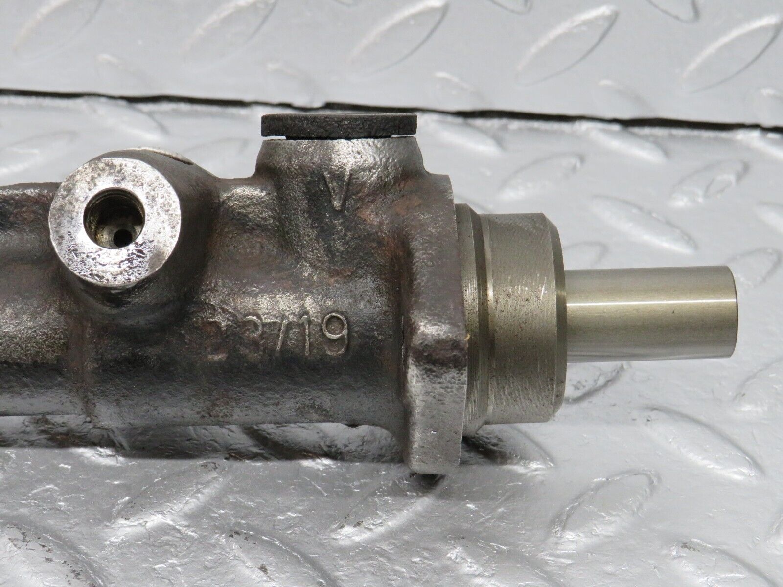 40703 Mercedes-Benz W123 300D Brake Master Cylinder Bendix