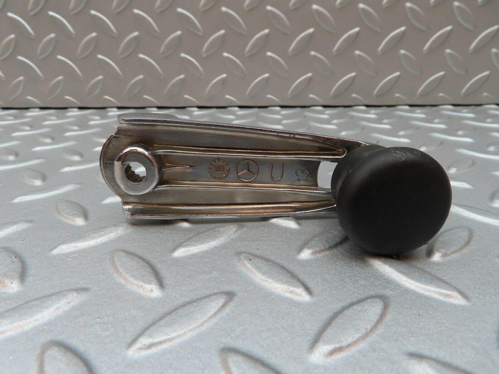 3829 Mercedes-Benz S123 200T Wagon Window Liftert Crank Handle