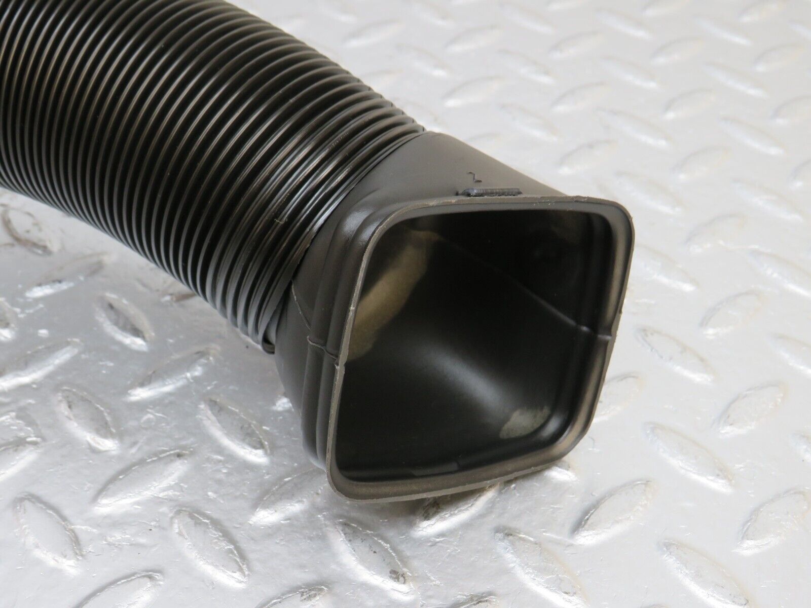 33584 Mercedes-Benz W201 190E 2.0L Air Duct Pipe Hose Right 2018311846 2018311646