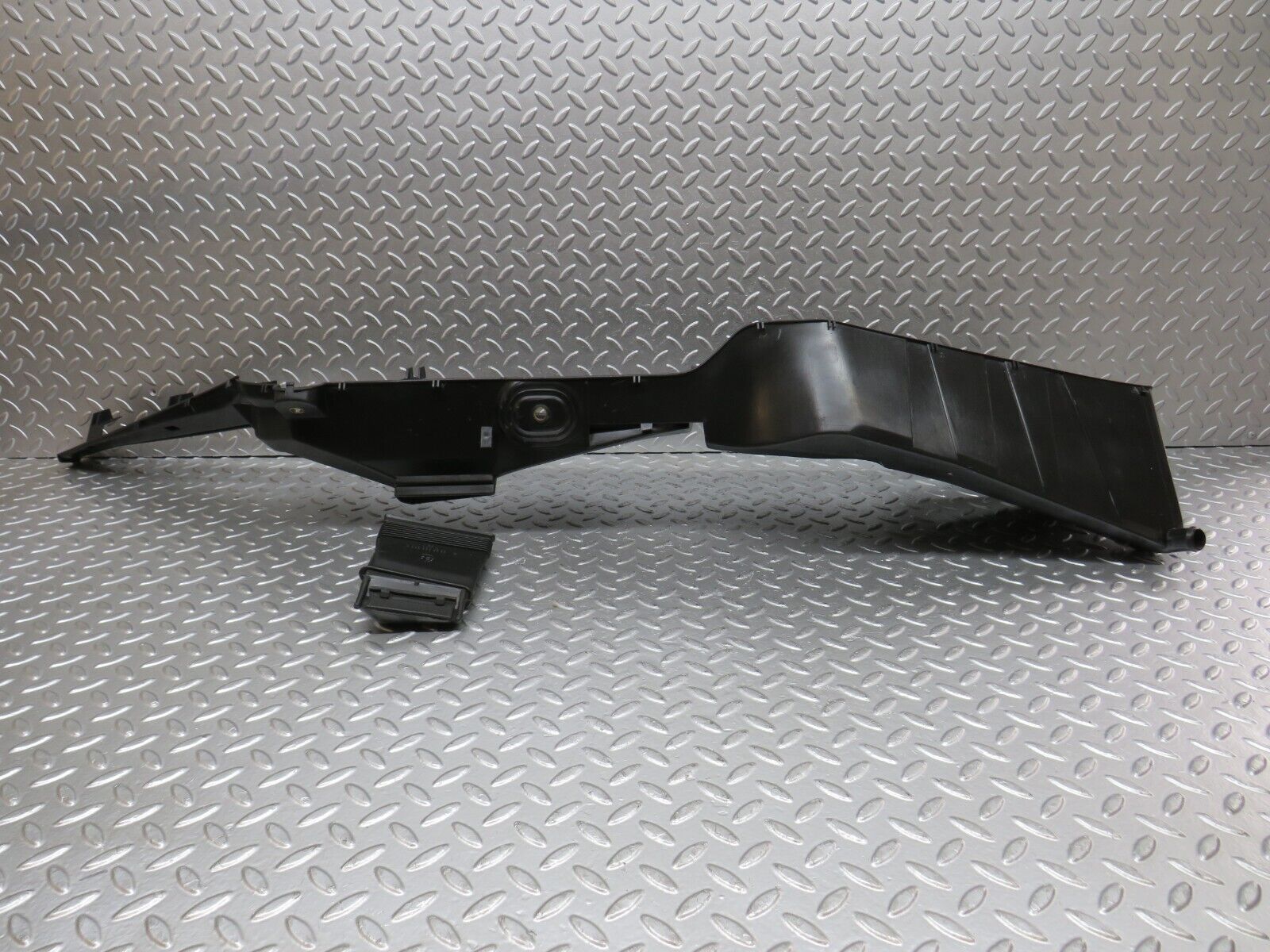 33514 Mercedes-Benz W202 C180 Air Duct 2028300144 2028300325