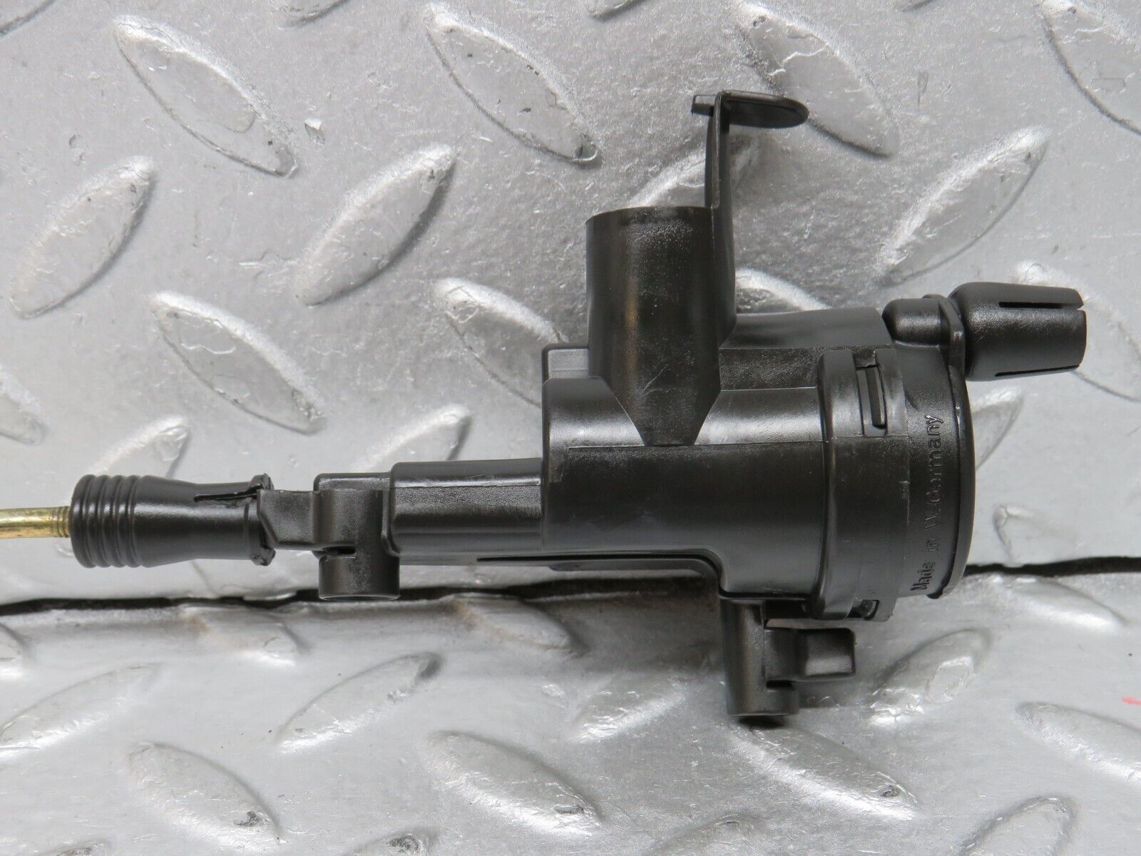 37773 Mercedes-Benz A124 320E Cabriolet Trunk Lock Vacuum Actuator