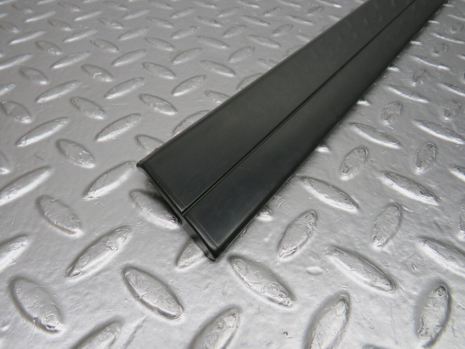 32305 Mercedes-Benz S124 300TE Wagon Rear Right Door Centre Moulding Trim