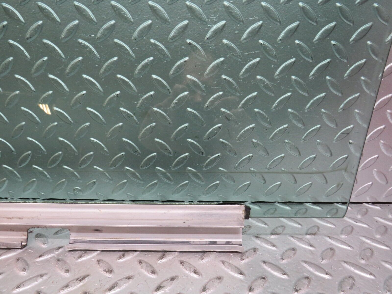 27676 Mercedes-Benz S124 300TE Wagon Front Right Door Window Glass