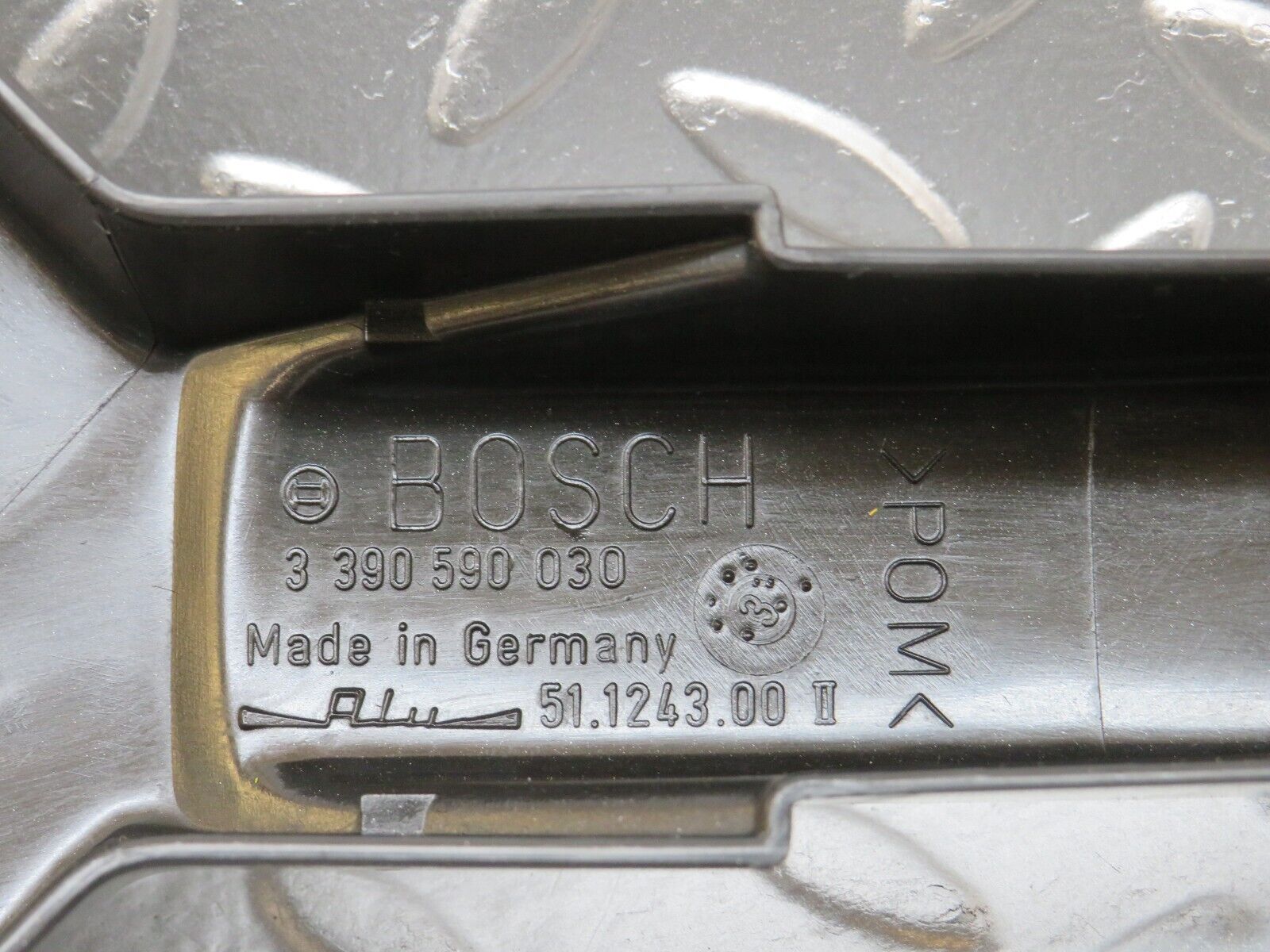 24939 Mercedes-Benz W140 S320 Wiper Arm Cover Bosch 3390590030