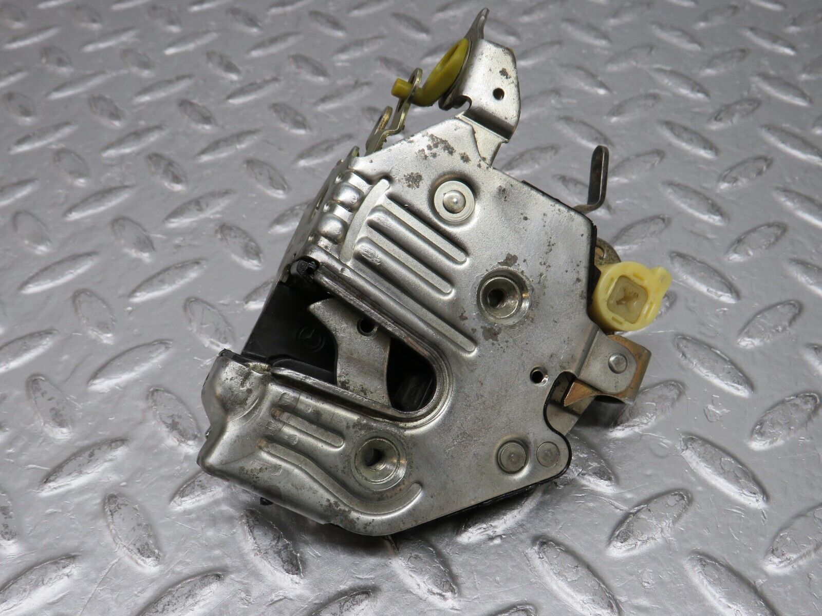 37808 Mercedes-Benz A124 320E Cabriolet Right Door Lock Mechanism