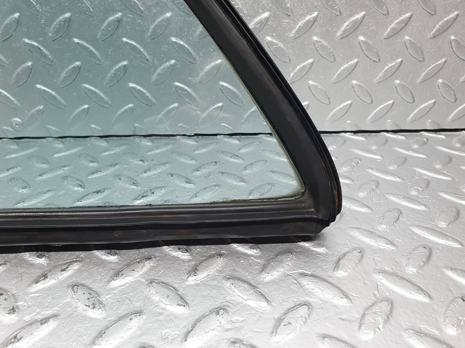 40777 Mercedes-Benz W123 300D Rear Right Quarter Window Glass 1237350224