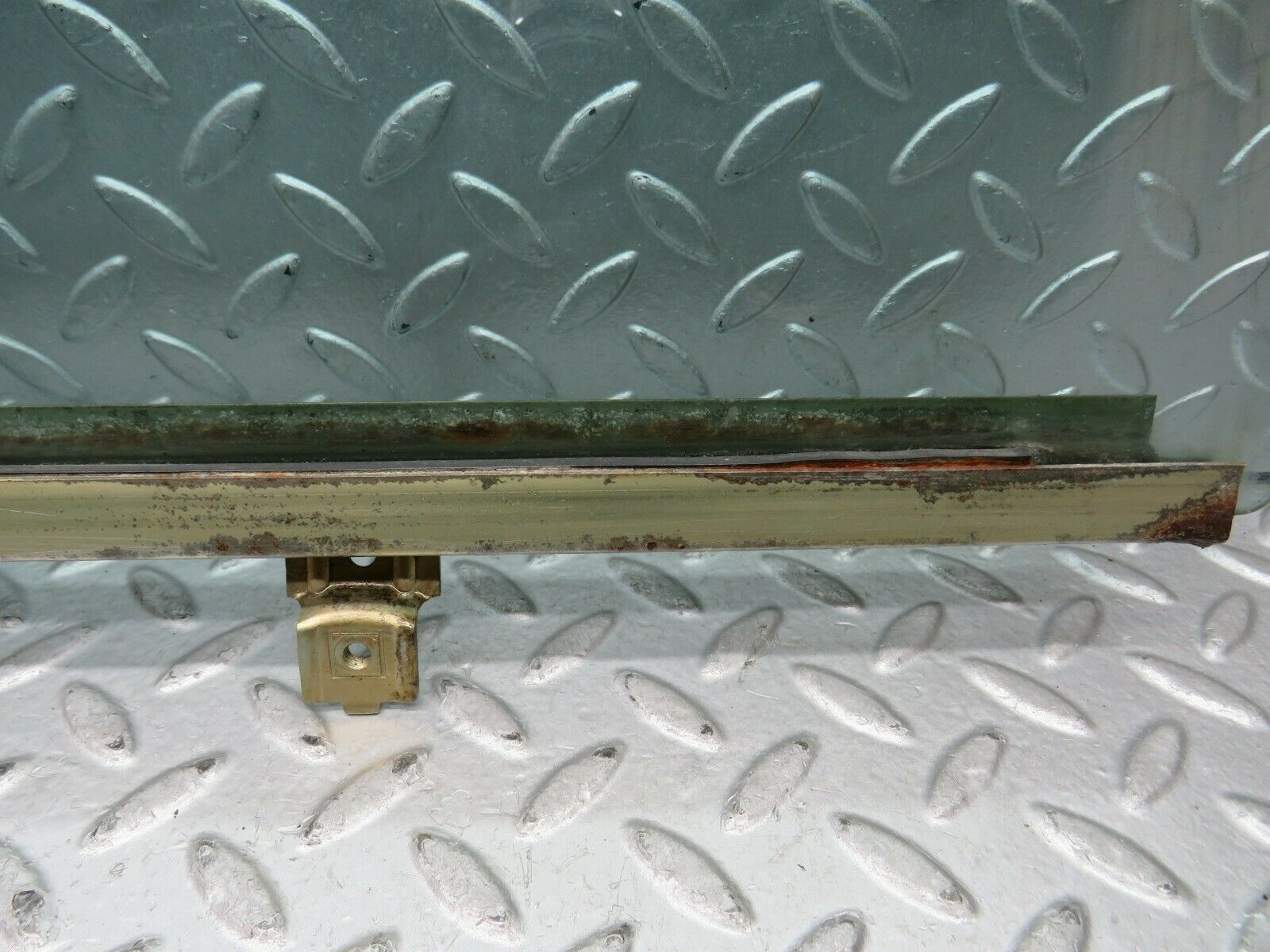 22034 Mercedes-Benz S123 280TE Wagon Rear Left Door Window Glass