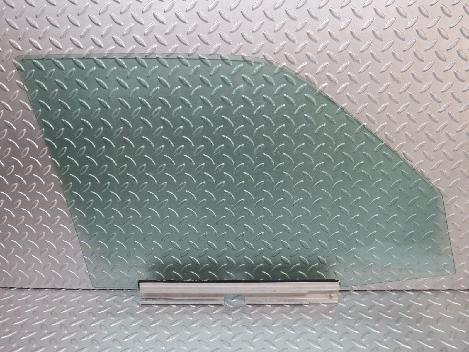 29262 Mercedes-Benz W124 230E Front Left Door Window Glass