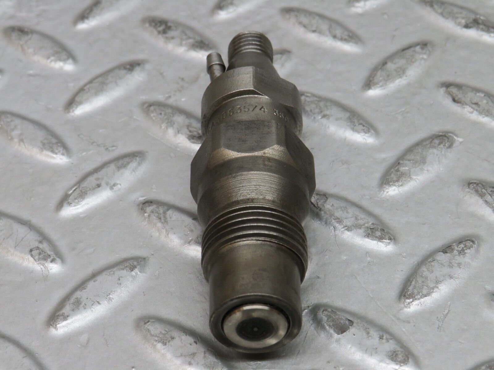 28504 Mercedes-Benz S123 240D Wagon Fuel Injector Bosch KCA30S35/4