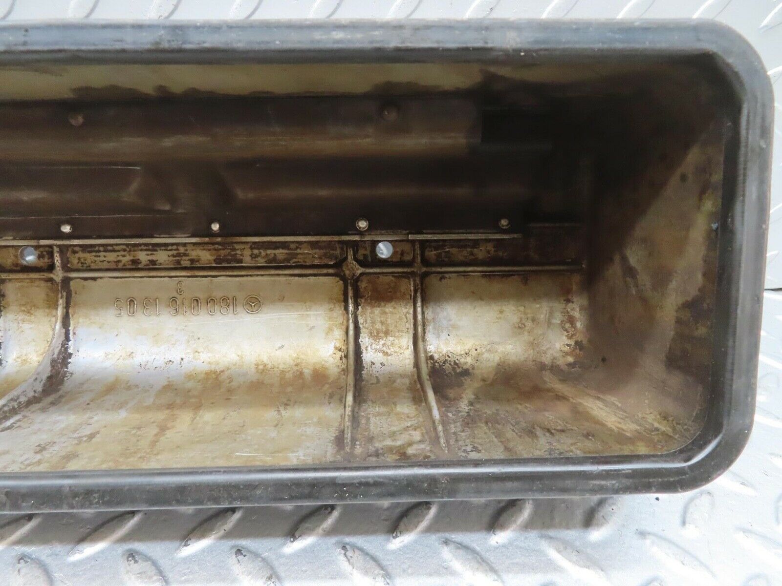 13825 Mercedes-Benz W111 230S Cylinder Head Valve Cover 1800161305