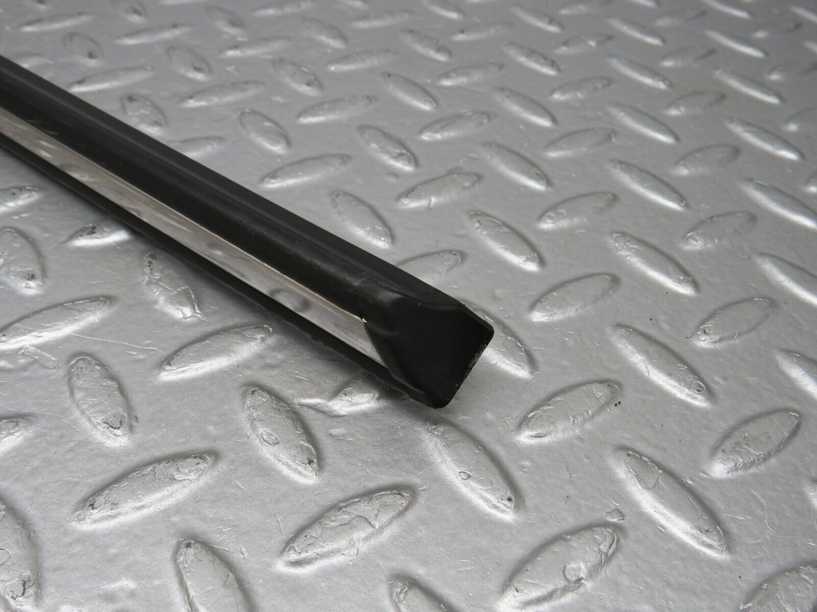 40641 Mercedes-Benz W123 300D Rear Left Door Centre Moulding Trim