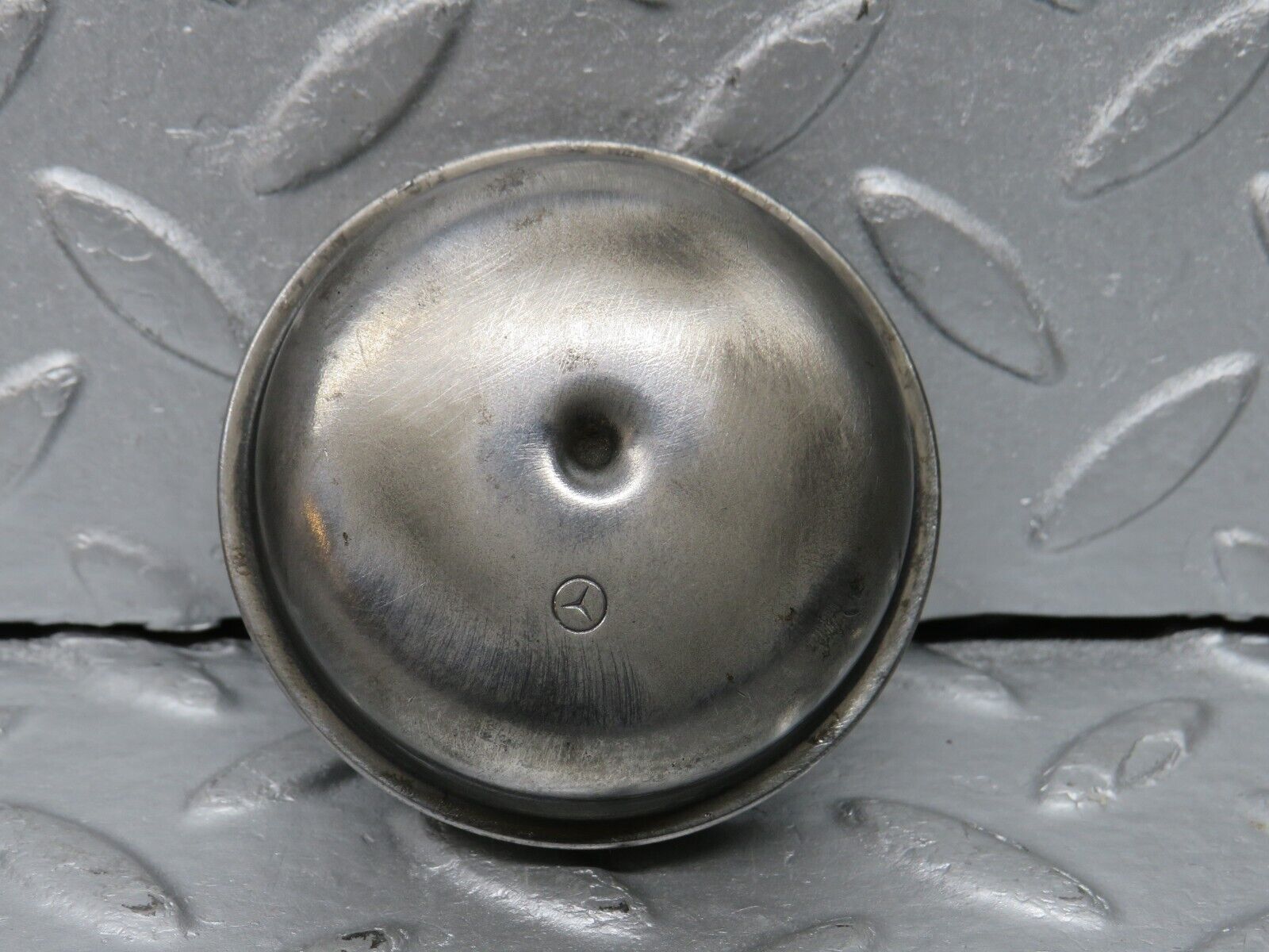 38480 Mercedes-Benz R129 280SL Coupe Wheel Hub Locking Cap With Bearing