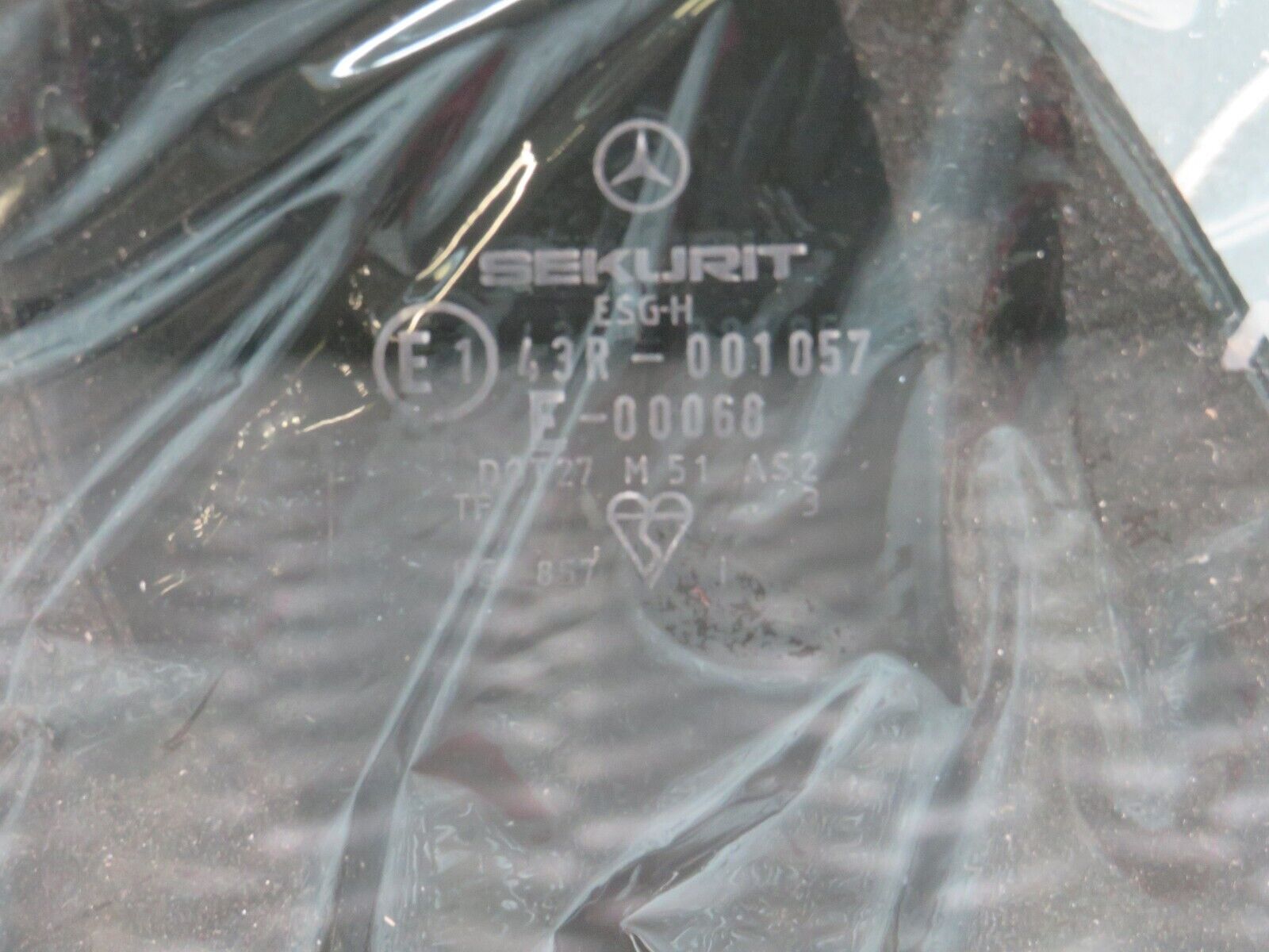 25473 Mercedes-Benz W123 200 Rear Right Door Window Glass