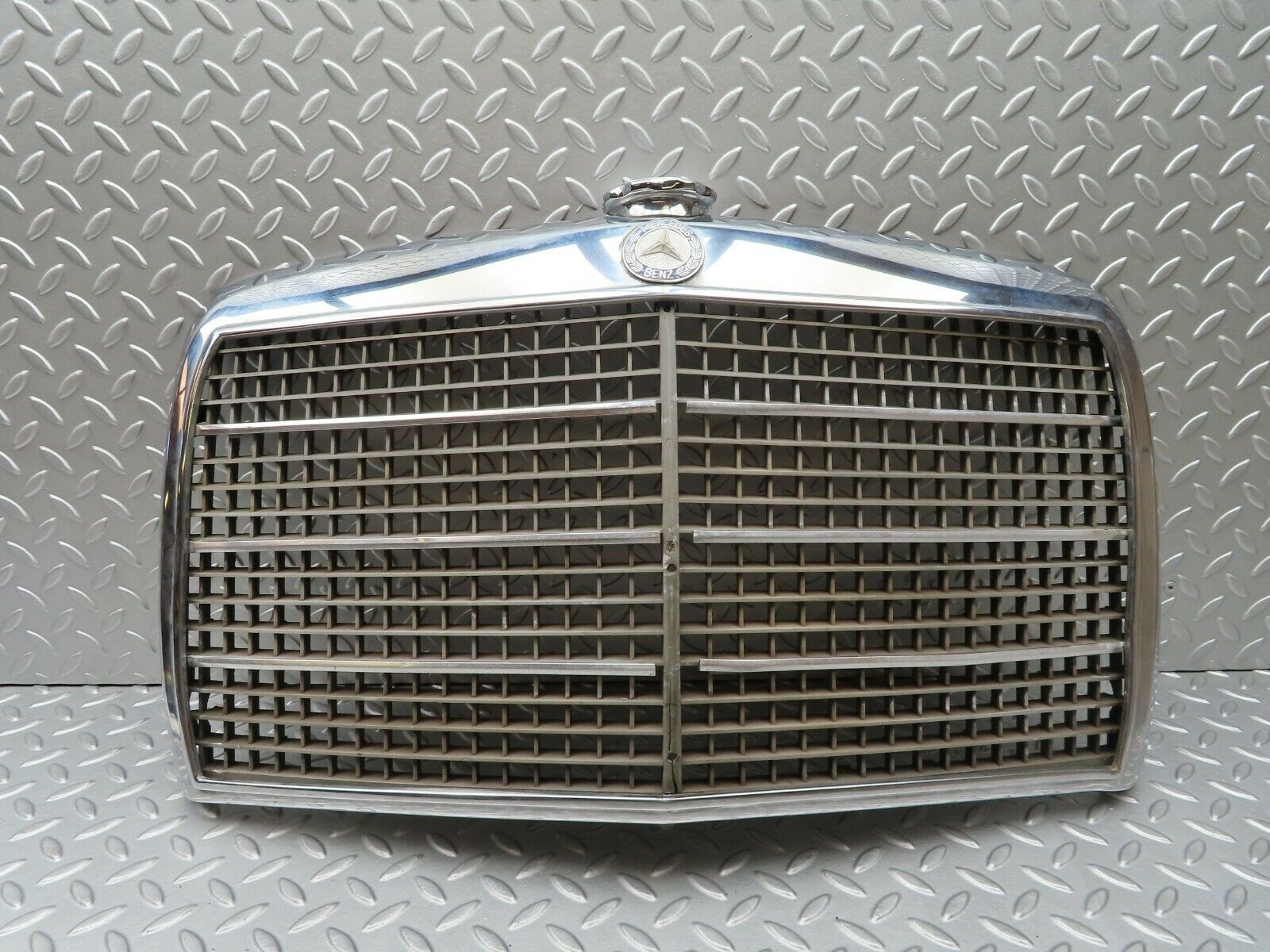 4580 Mercedes-Benz W114 280CE Coupe Bonnet Grill Chrome