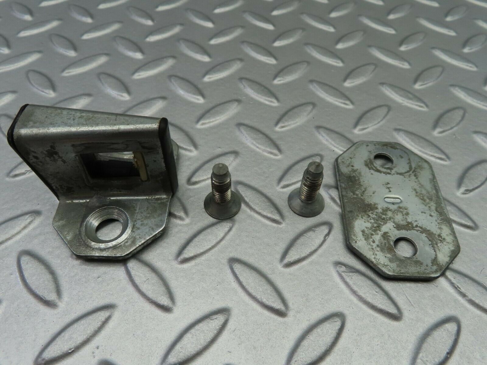 6758 Mercedes-Benz S124 E220 Wagon Door Lock Latch
