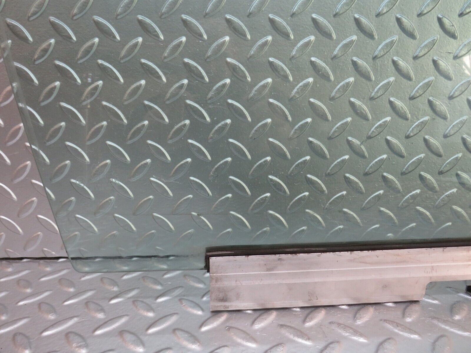 29263 Mercedes-Benz W124 230E Front Right Door Window Glass