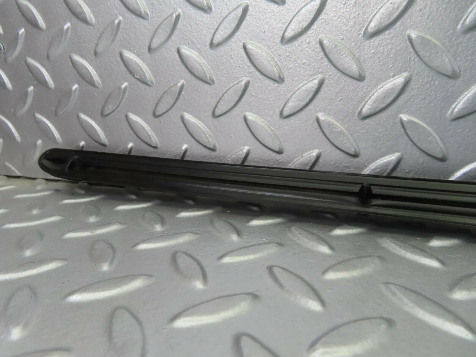 10264 Mercedes-Benz W123 Front Left Fender Wing Centre Moulding Trim