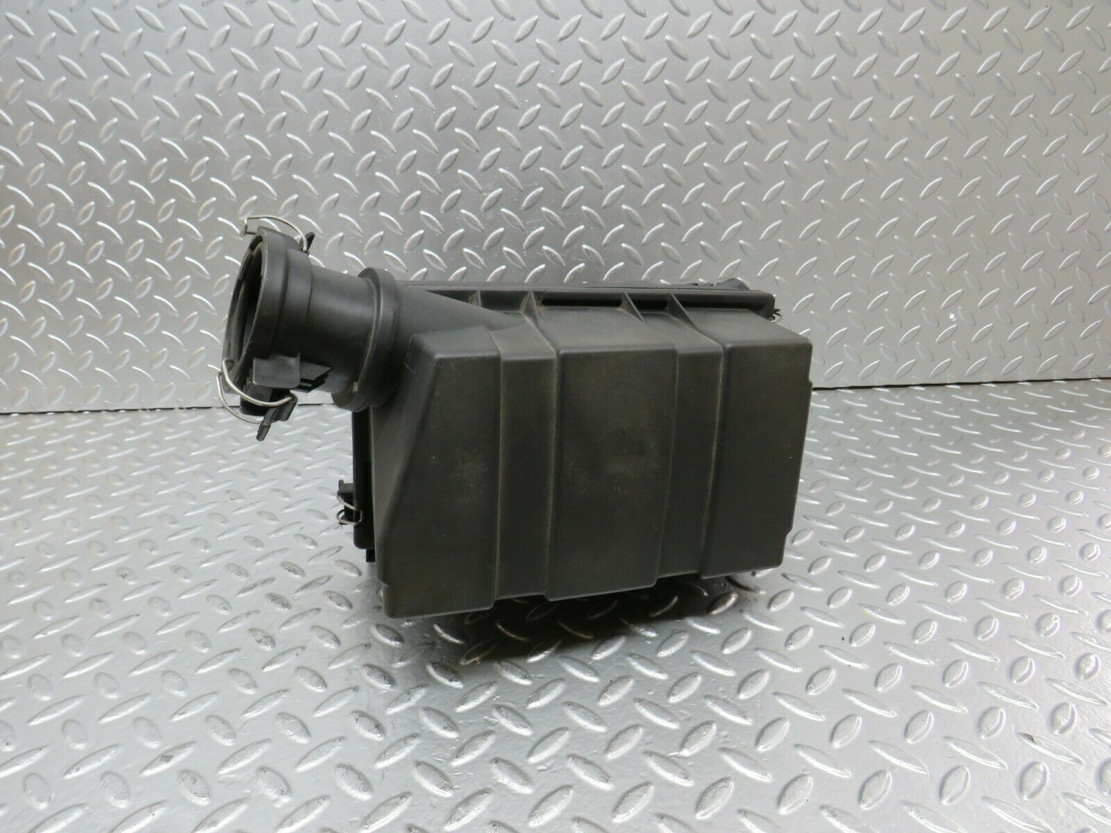 24356 Mercedes-Benz S124 220TE Wagon Air Filter Housing 1110940102