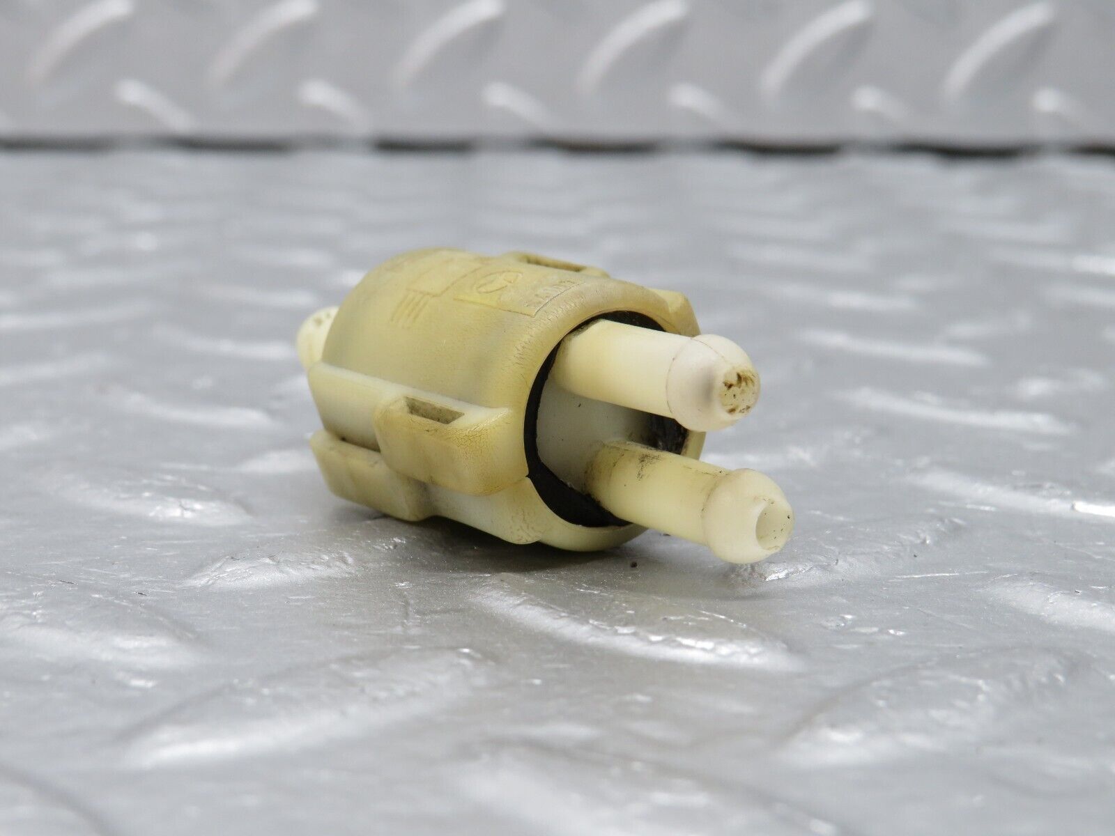 40689 Mercedes-Benz W123 300D Windscreen Washer Fluid Distributor