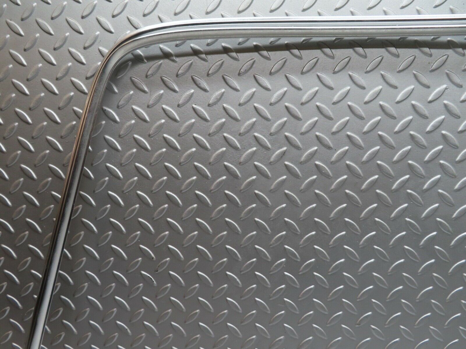 21323 Mercedes-Benz W123 230E Rear Windscreen Chrome Frame