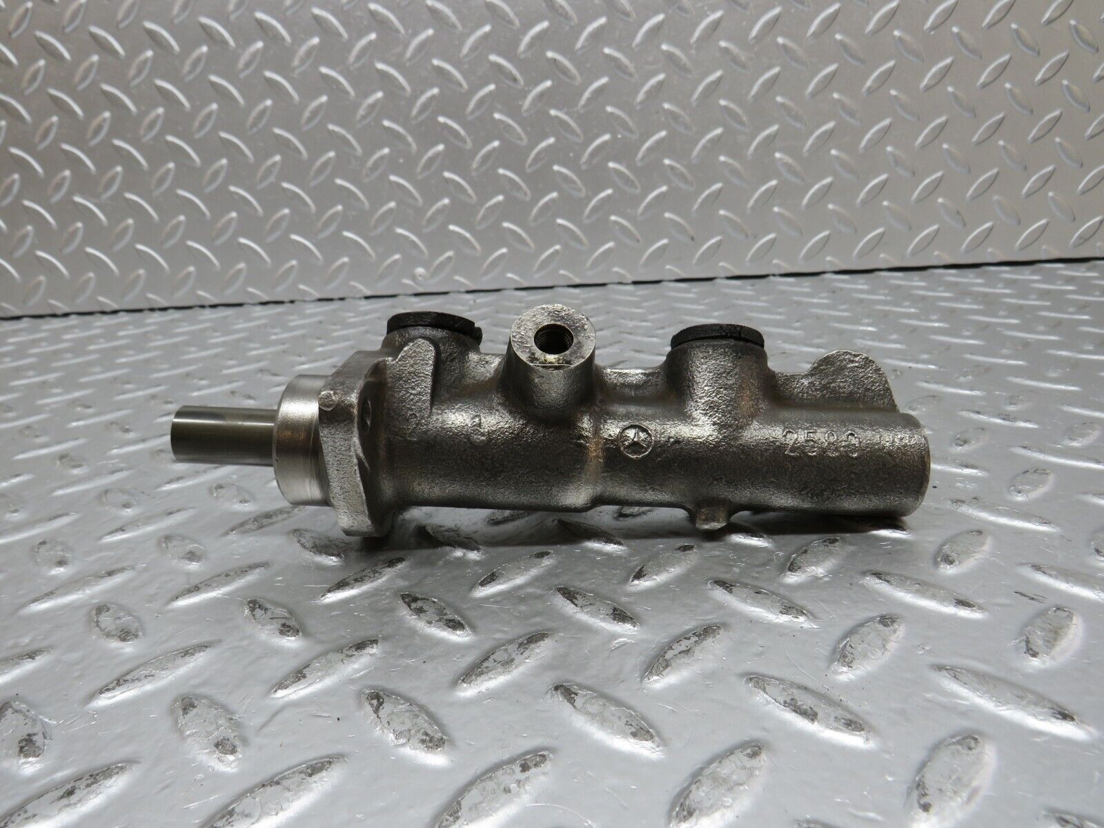 32139 Mercedes-Benz W123 230E Brake Master Cylinder Bendix