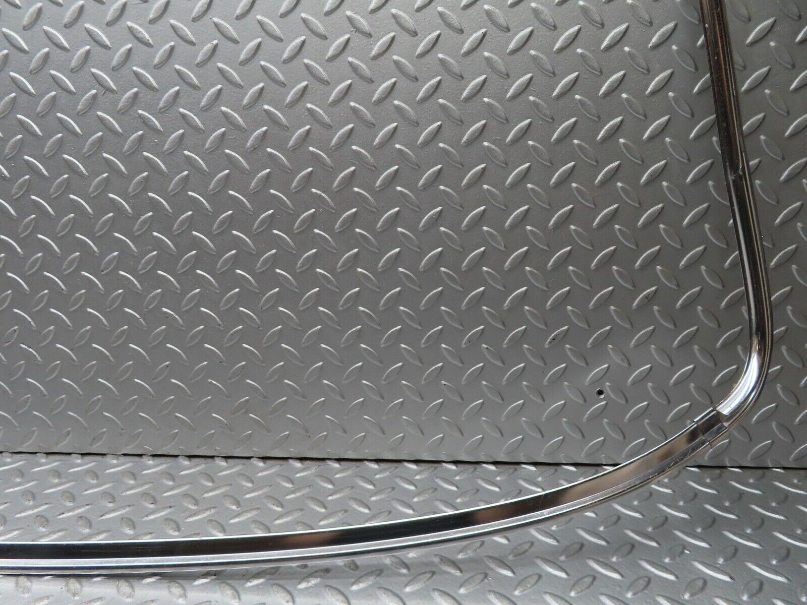 19122 Mercedes-Benz W123 300D Rear Windscreen Chrome Frame