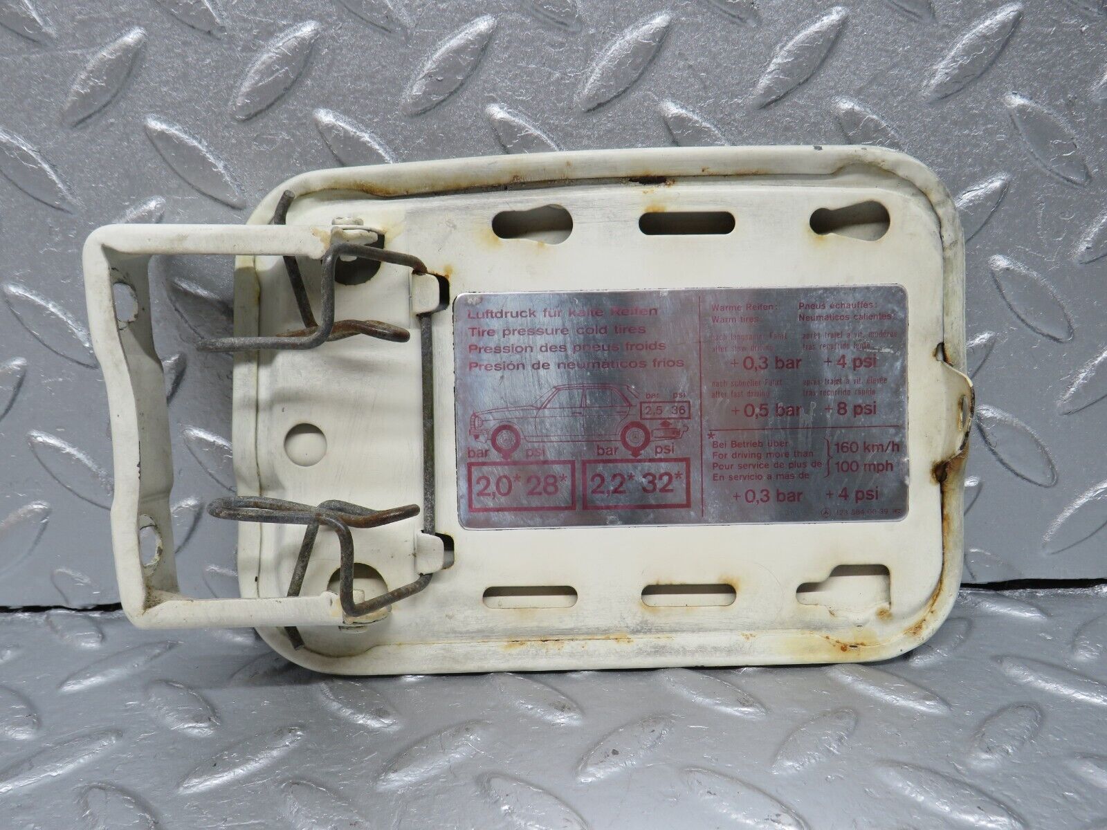 40660 Mercedes-Benz W123 300D Fuel Tank Flap Cap 1235840039