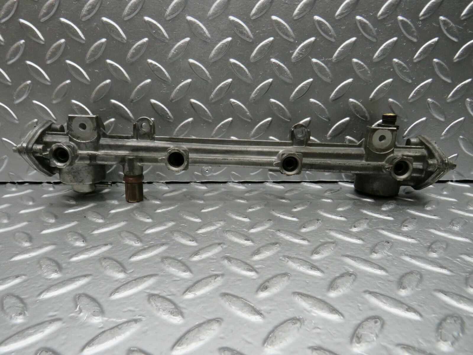 22571 Mercedes-Benz C124 E220 Coupe Fuel Injector Rail 1110780745