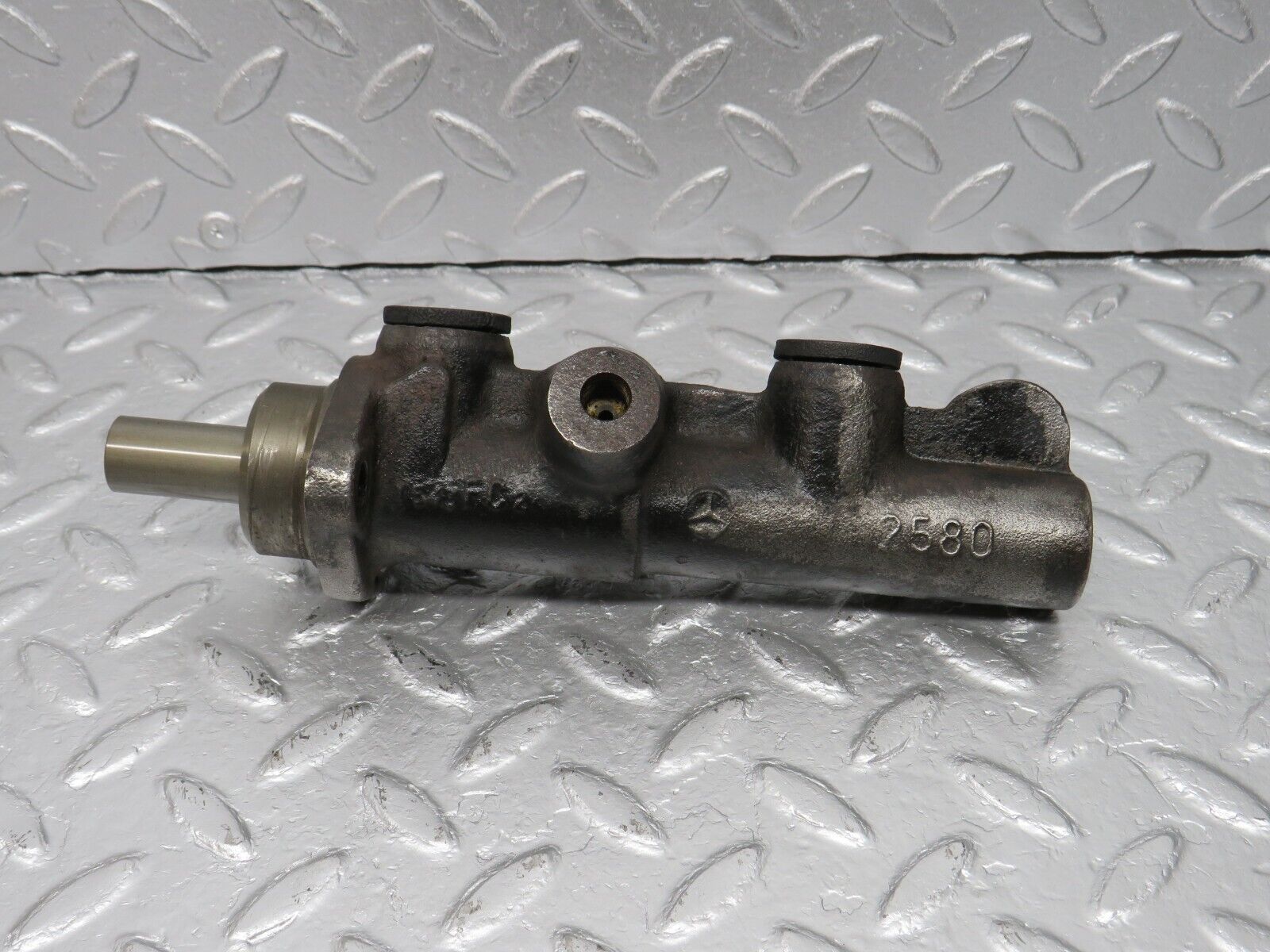 40703 Mercedes-Benz W123 300D Brake Master Cylinder Bendix